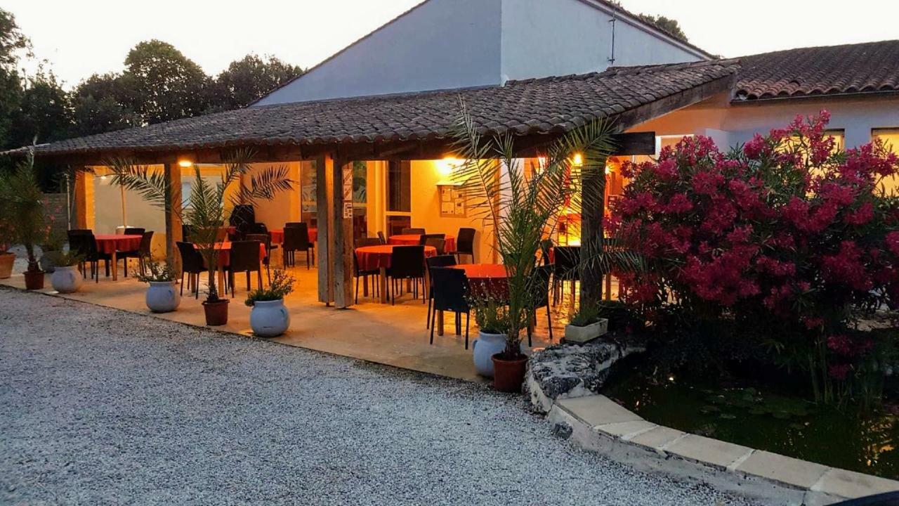 Les Chenes Verts Saint-Savinien Exterior foto