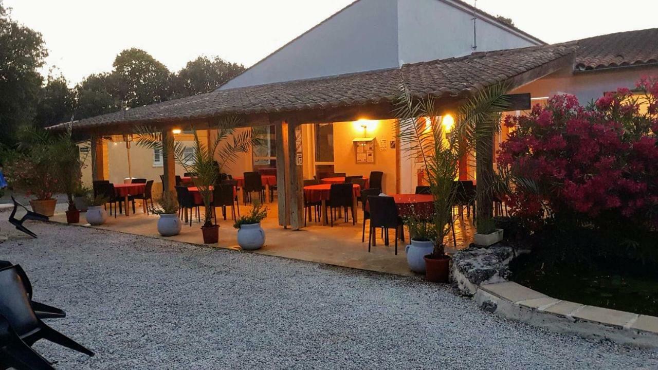 Les Chenes Verts Saint-Savinien Exterior foto